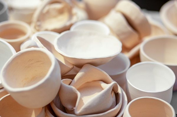 Comment initier les enfants à la poterie avec des projets simples et amusants ?