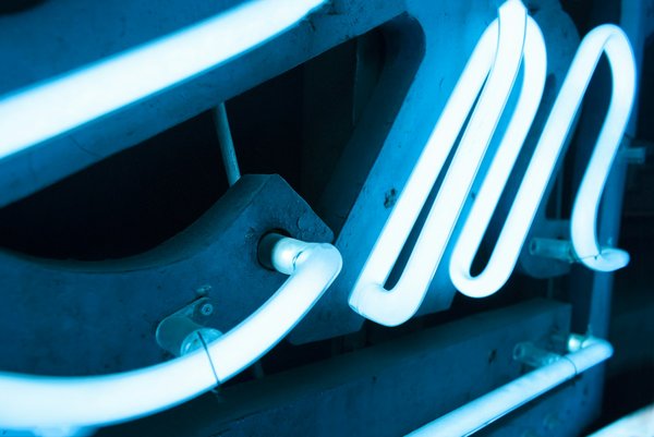 Quels sont les avantages de l'énergie marine pour la production d'électricité ?